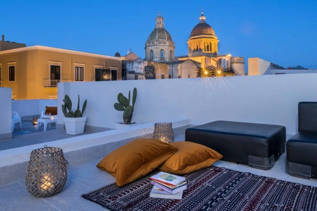 La terrazza panoramica di SLO Design House con vista sul Duomo di Marsala