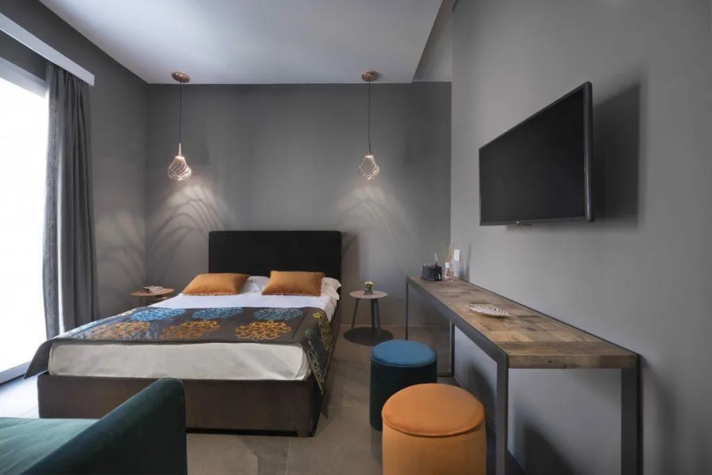 Zona notte con scrivania e divano letto