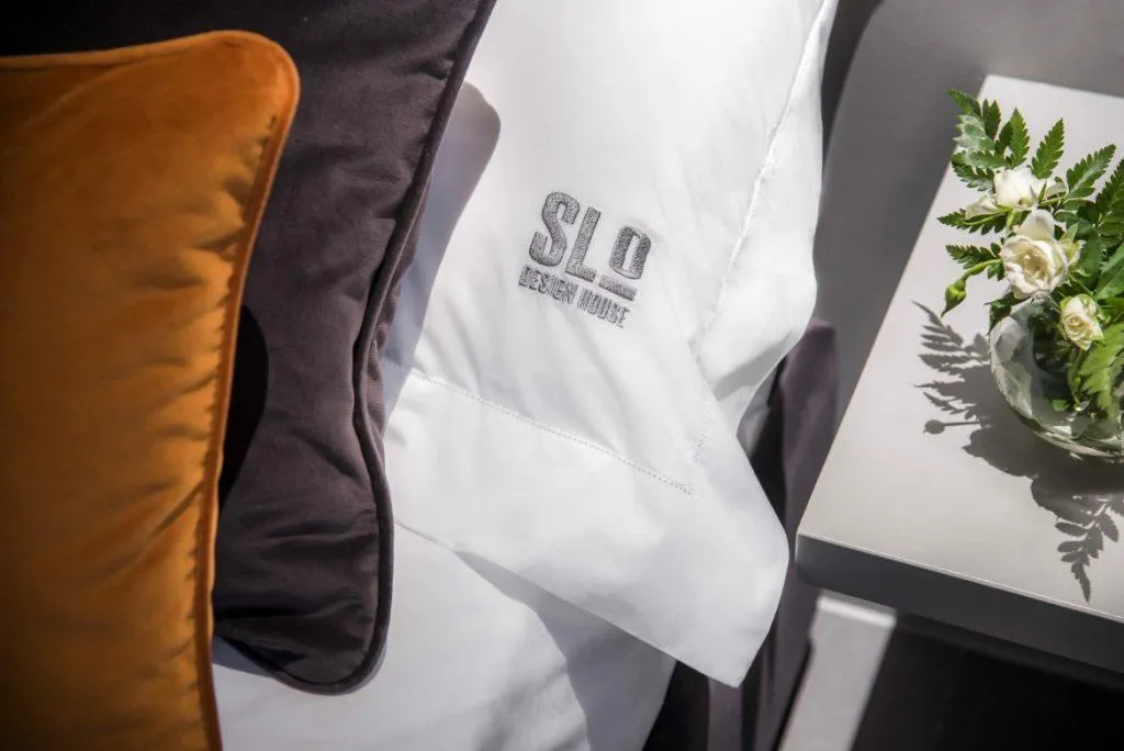 Biancheria ricamata SLO Design House