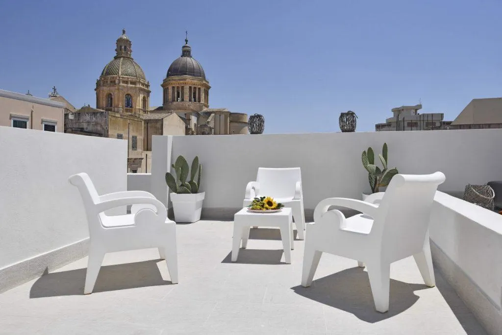 Zona relax in terrazza con poltrone